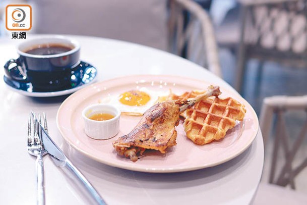 法式油封鴨髀‧酥皮窩夫<br>窩夫以法國酥皮麵糰製作，鬆脆富牛油香。法國鴨髀加鴨油浸3小時烤焗，吃時配自家製橙皮檸檬楓糖漿，油香豐腴。