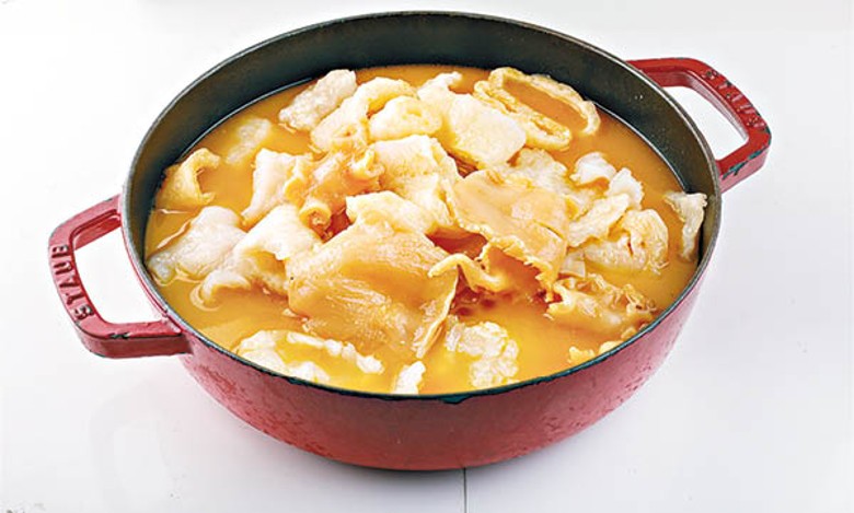 黃湯花膠魚肚鍋<br>花膠筒加多款食材熬煮12小時以上，配肉嫩低脂的文昌雞，清鮮美味。