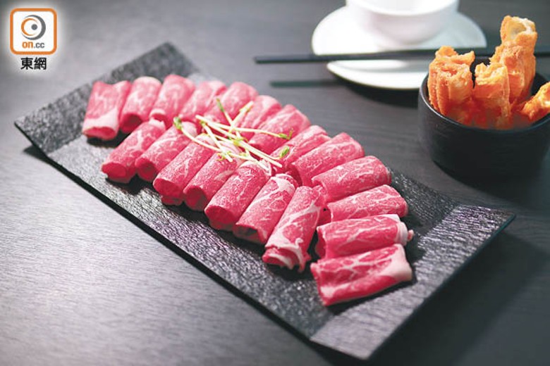 安格斯肥牛<br>肥瘦均勻富肉香，其他還有日本A4和牛及手切牛肉選擇。