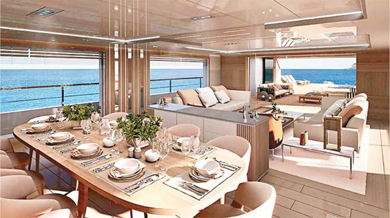 遊艇的室內與戶外空間寬敞，並連成一片，足以容納最多12位客人。