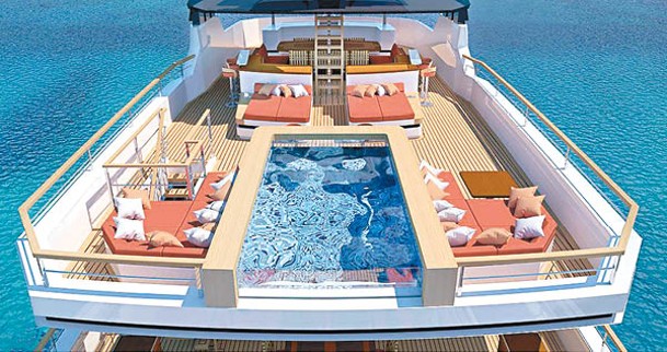 除了船尾，陽光甲板也設有游泳池和日光浴區。