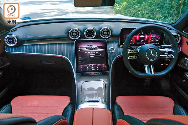 車載第2代 MBUX多媒體系統，中控台設計以駕駛者為中心，11.9吋中央觸控屏幕及12.3吋數碼化儀錶皆稍向駕駛者傾斜6度。