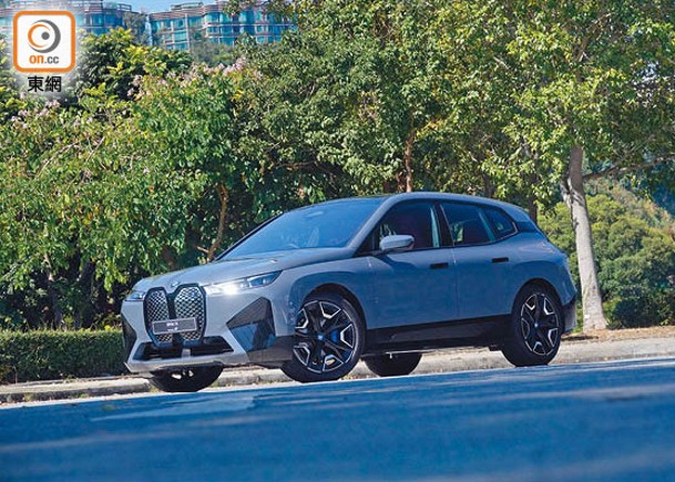 全新iX屬BMW旗下首款旗艦級純電SAV，面罩嵌入隱藏鏡頭、雷達、感應器和加熱元件等，表面的特別塗層更具備自我修復能耐。