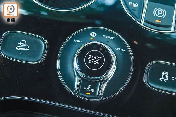 E-Mode鍵設於駕駛模式切換鈕後方，啟動後能於行車時自動切換電動（EV Drive）、混能（Hybrid）及保持（Hold）3種模式。