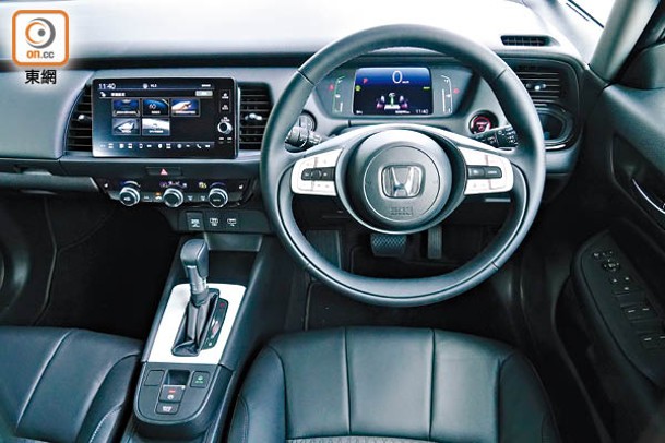 9吋輕觸式中央屏幕支援Apple CarPlay及藍牙連接等功能，並接連可多角度顯示路況的後泊鏡頭及前後泊車感應，倒車睇位更易掌握。