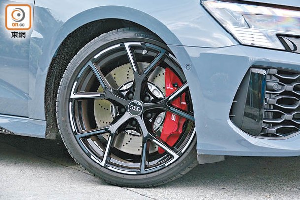 拍攝車上的19吋Y形五幅式運動化合金輪圈屬Vorsprung套裝配備之一。至於Pirelli P Zero「Trofeo R」高性能輪胎、RS 運動化懸掛、紅色RS制動卡鉗，全屬標準配備。