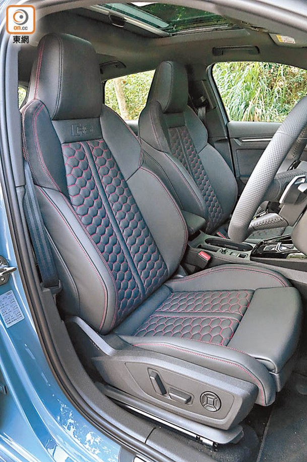 RS壓紋頂級Nappa皮革連對比色縫線座椅，屬Vorsprung套裝配備。即日起至2月14日首批車主可免費升級。