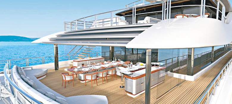 位於主甲板上方的船主甲板，設有室內休息室、酒吧區、戶外用餐區等設施。