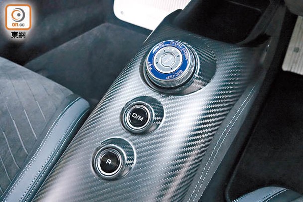 以碳纖鋪陳的操控台，藍色圓形駕駛模式選擇器提供GT標準、Wet濕地、Sport運動、Corsa競賽及ESC Off模式。