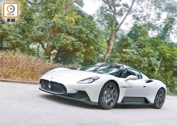 Maserati全新超跑MC20抵港，不僅首次應用與意大利賽車製造商Dallara共同研發的全碳纖維車架，更首次搭載自主研發Nettuno引擎，滿載賽道DNA。<br>售價：$3,498,000起