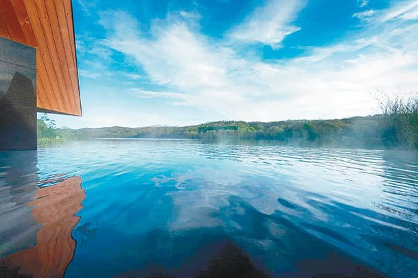 Tongari湯小屋的露天風呂可將波羅多湖湖景盡情飽覽。