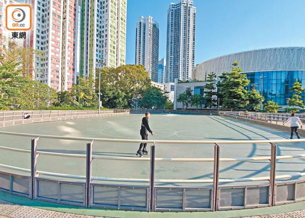 驛馬之年加上桃花位，在維多利亞公園的滾軸溜冰場滾一滾，愛情愈滾愈有。