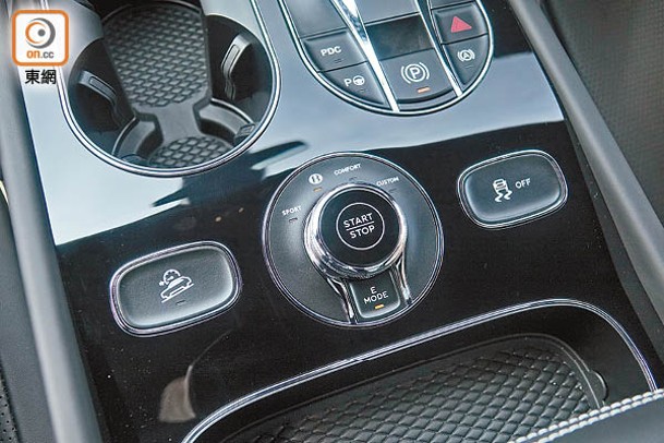 E Mode鍵設於駕駛模式切換鈕後方，啟動後能於行車期間以EV Drive、Hybrid及Hold模式自動切換。