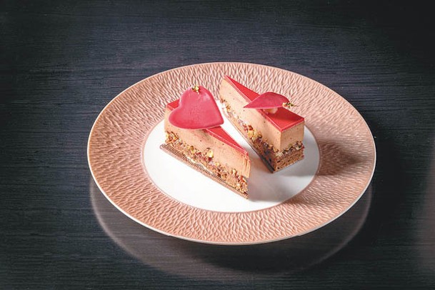 <br>Strawberry<br>朱古力蛋糕上是士多啤梨薑味果醬、意大利榛子和牛奶朱古力慕絲，香甜富堅果香。