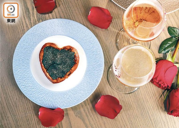 Black Truffle<br>黑松露批內是焦糖化洋葱、康堤芝士和法式酸忌廉，心心造型夠應節，最適合和情人分享。