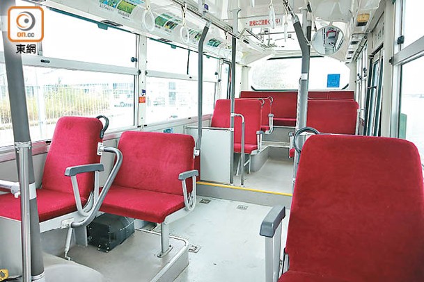 內籠十分新淨，是典型日本巴士設計，後半部高一級。