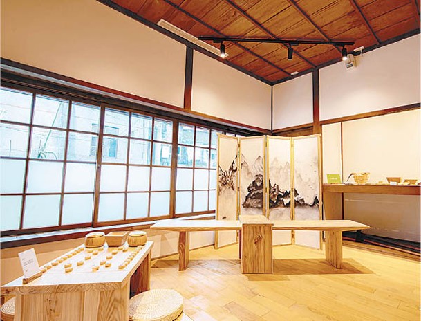 館內展示各種木製品，除了常見的廚具如湯匙、筷子外，也展示了以木材製成的象棋與棋盤。
