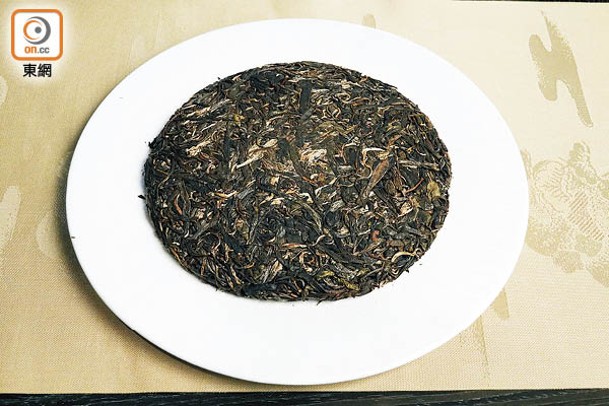 經自然陳化的生普洱，茶葉色澤不平均。