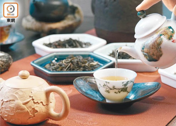 不同產地的普洱茶滋味各有不同，可與多款矜貴菜式搭配，有畫龍點睛的作用。