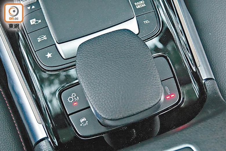 操控台右後方設有AMG RIDE CONTROL氣壓懸掛系統快捷鍵，方便駕駛者從Comfort、Sport或Sport+設定懸掛軟硬度。