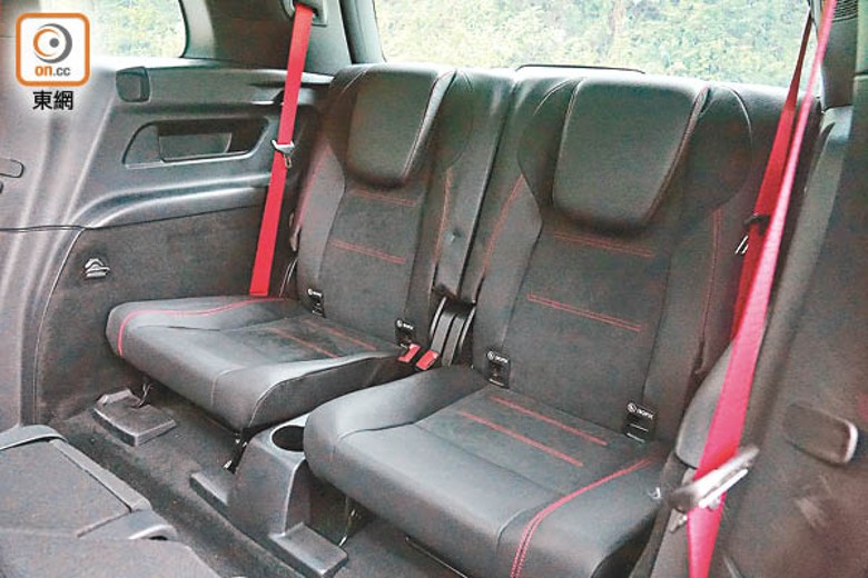 尾排兩獨立座椅的兩側各設有防滑儲物格、杯架及USB充電插座，可為身高1.68米以下的乘客提供舒適空間。
