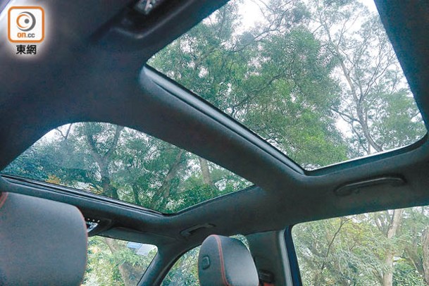 大天窗連遮光簾屬標準配備，打開後為車廂增添不少開揚感。