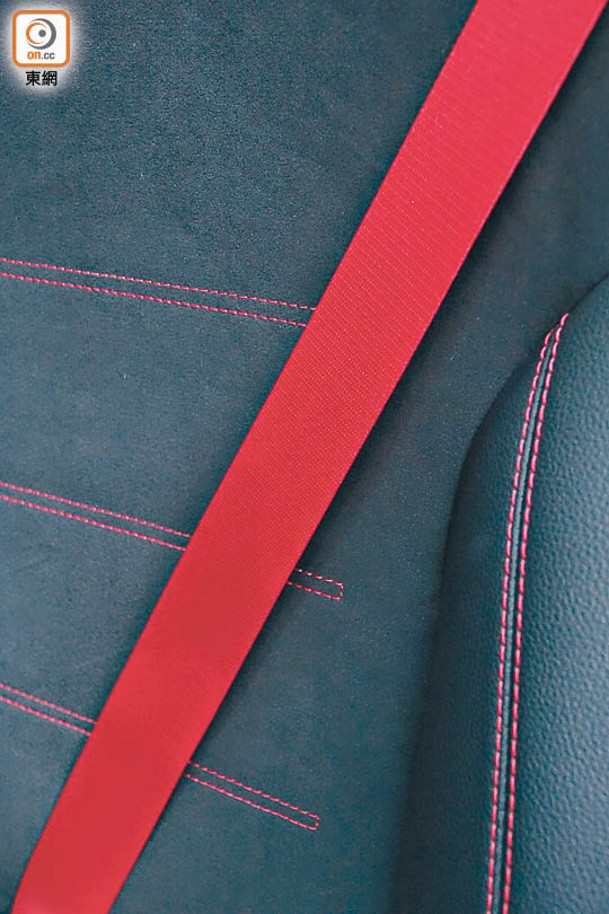 全車座椅以ARTICO黑色人造皮革配DINAMICA微纖維包裹，輔以紅色雙縫線及紅色安全帶，凸顯運動個性。