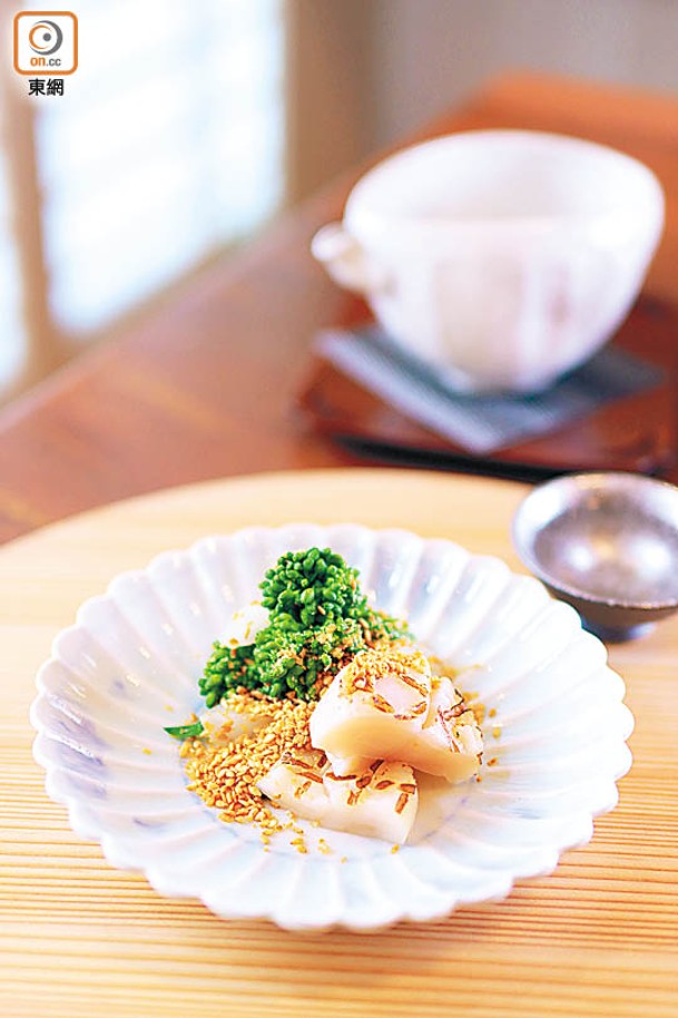 替<br>輕炙北海道帆立貝配油菜花和清甜爽口的獨活，加點胡麻籽來吃，風味獨特。