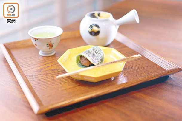 甘味と日本茶<br>由艾草製作的魁蒿餅皮，徹底包住北海道大納言紅豆蓉，再佐以熱茶品嘗，先苦後甜，別具一番滋味。
