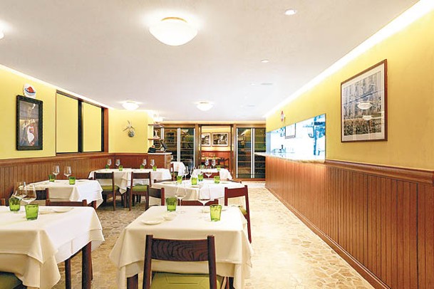 餐廳以芥末黃作主色，配橄欖綠家具及水磨石馬賽克地板，很有70年代意大利小館風格。