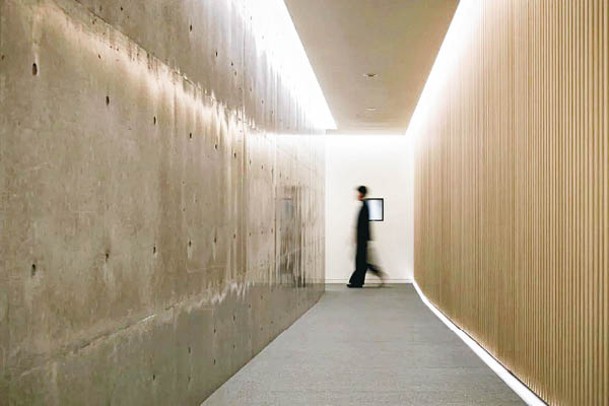 入口處的走廊，安藤選用了擅長的清水混凝土結構與木欄柵配合，感覺較現代風。