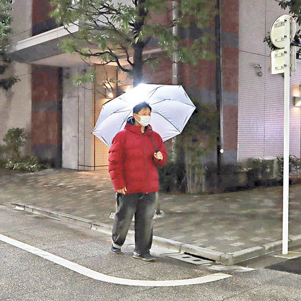 就算無街燈，有了這把雨遮，遠遠已有人看到你。