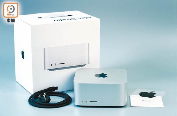 Mac Studio採用正方盒包裝，內含主機、電源線、貼紙等。<br>售價：$15,999起（e）