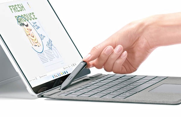 Surface Slim Pen 2手寫筆可磁吸於Signature Keyboard鍵盤內。<br>售價：$2,188（手寫筆連鍵盤）（a）
