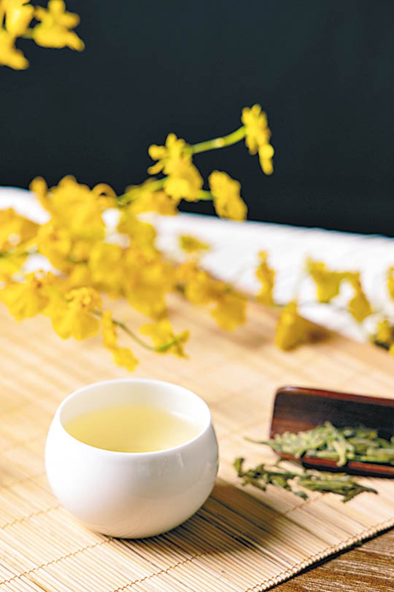 綠茶含豐富的兒茶素，具輕微抗菌及抗發炎功效。