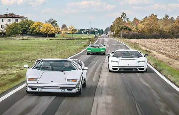 新車聯同初代Countach LP 400和最後一款Countach 25周年紀念版亮相。