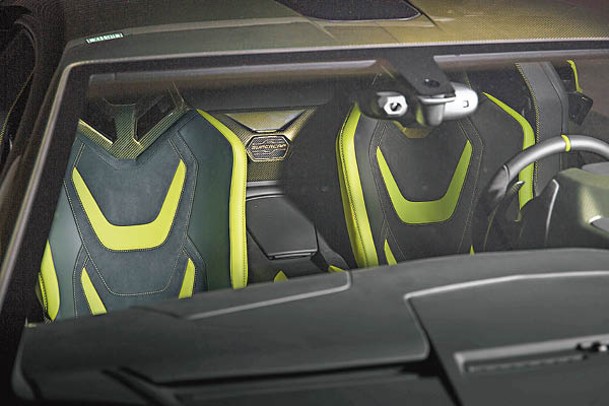一對碳纖座椅採用Alcantara Nero Ade黑色及Verde Scandal亮綠色的雙色皮料配搭。兩座之間特別鑲有Supercap碳纖徽飾。