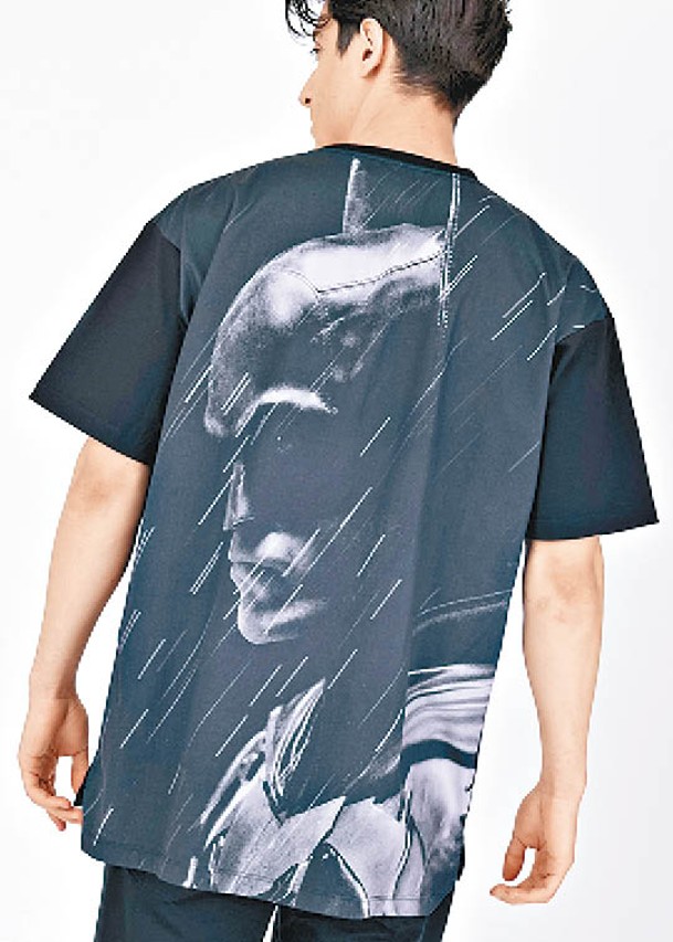 新蝙蝠俠的側面圖案T-shirt售¥3,500<br>（約HK$231）。