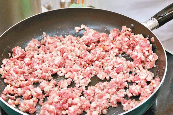 用易潔鑊烹調豬肉，可減少用油量，食得更健康。