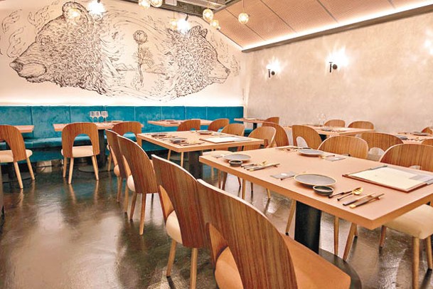 餐廳以湛藍色主調配木家具，牆上還有手繪動物愛奴族靈熊，凸顯北海道原住民歷史和文化。