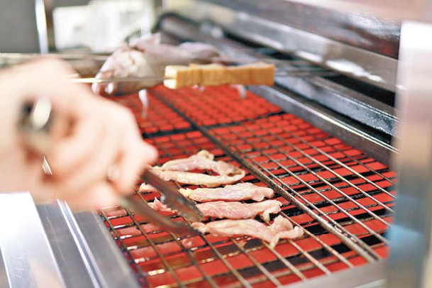 爐端燒處理的食材較大件，如原條燒魚，食材較串燒多元化。