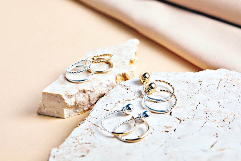 Charming 2color戒指（圖左）及耳環，分別售¥3,850（約HK$243）及¥4,290（約HK$270）。