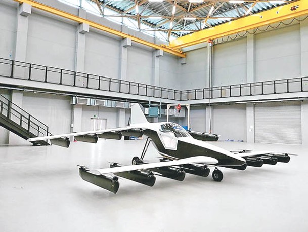 4個機翼上設有32個固定螺旋槳，機尾設有1個螺旋槳，以13.5 kWh電池提供電力。