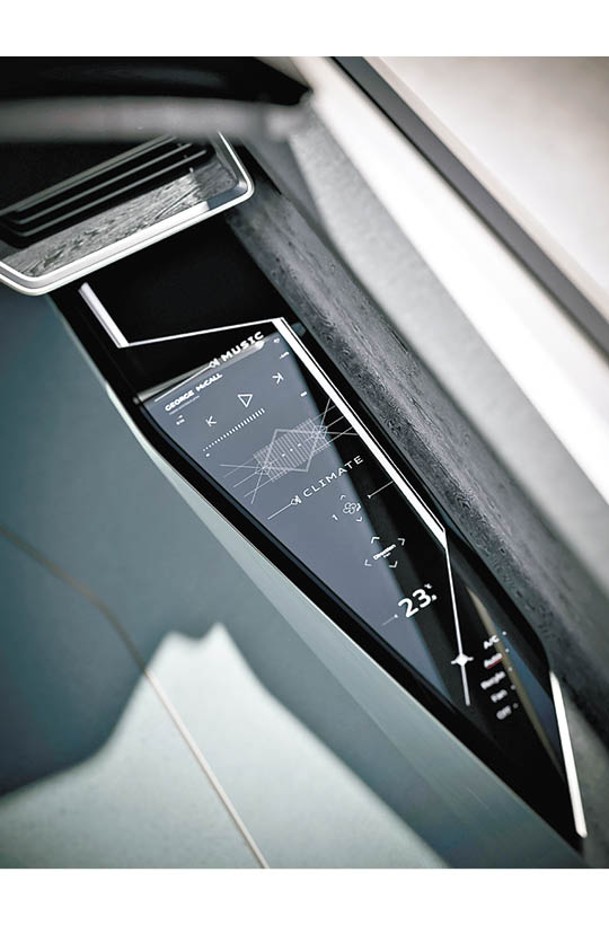 兩邊門板上均設有觸控板，由車門開關、車窗升降、坐姿、冷氣溫度到音響系統等均可調校。