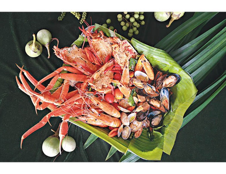 紅咖喱海鮮拼盤<br>內有波士頓龍蝦、泰國大頭蝦、松葉蟹腳、青口和花蜆，加點檳城咖喱拌炒，惹味帶微甜。