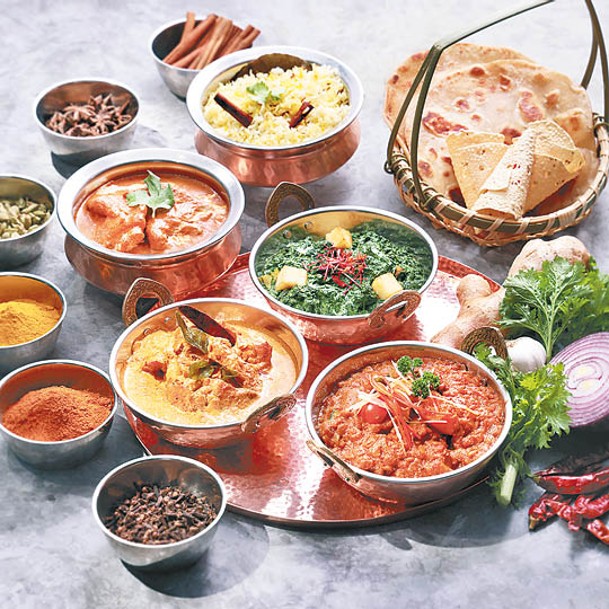 印度套餐的主菜有印度奶油咖喱雞、菠菜忌廉芝士、印度鯛魚咖喱和咖喱雜菜，吃時配印度香料飯或薄餅。