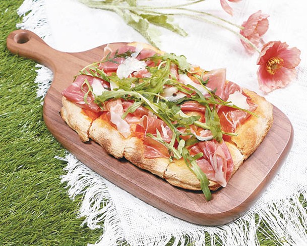帕爾馬火腿羅馬厚薄餅選用24個月火腿配火箭菜、芝士和意式番茄醬，別具風味。