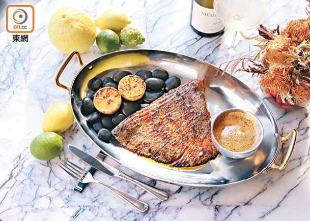 鐵板原條魔鬼魚<br>法國魔鬼魚以日式鐵板煎香，加點鹽和香料調味，蘸焦黃牛油汁來吃，提升魚鮮味之餘，滋味無窮。