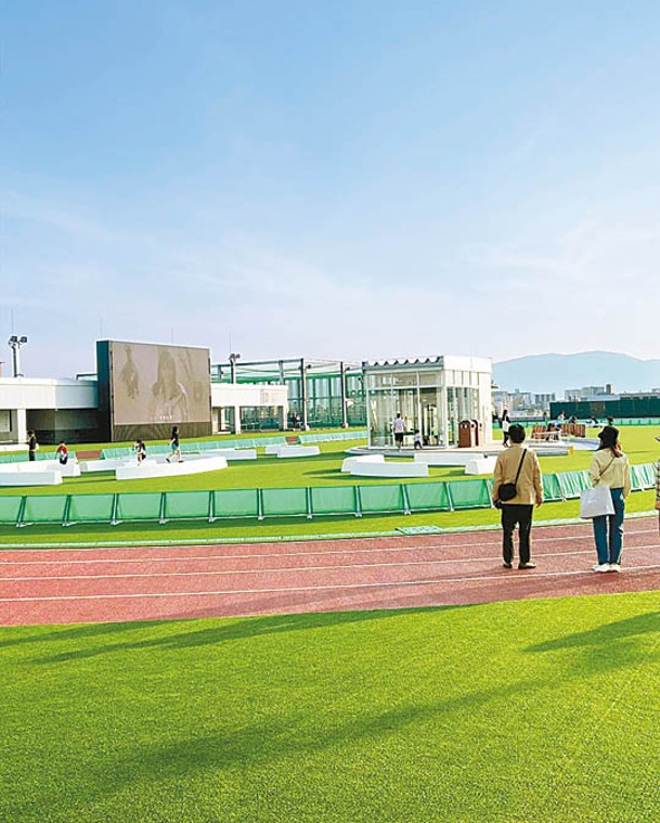 頂樓設置一個擁有網球場、籃球場和200米跑道的Sport Park，讓小朋友放電。