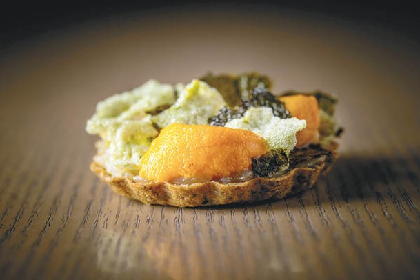 Sea Urchin<br>小麥紫菜撻底上放鮑魚肝壽司飯、北海道海膽、紫菜和珍珠米脆片，滿滿口感。
